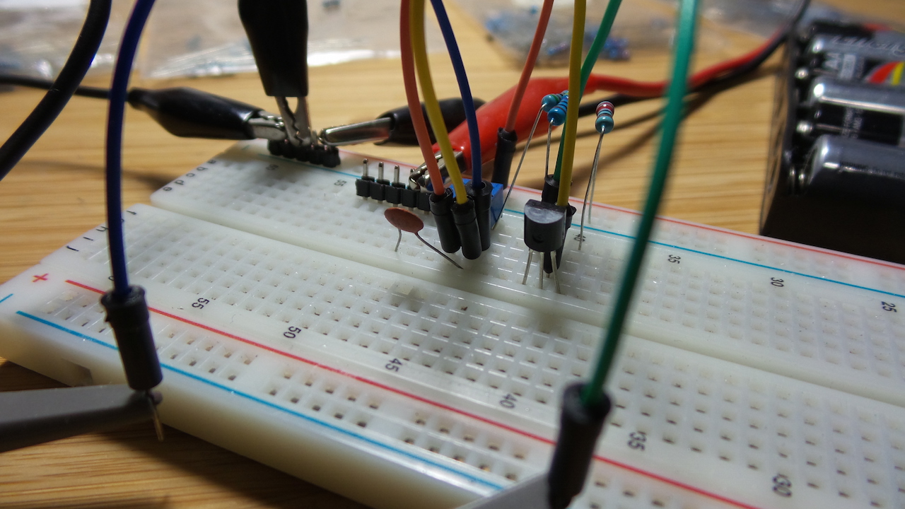 CommonEmitterAmplifier_breadboard_build